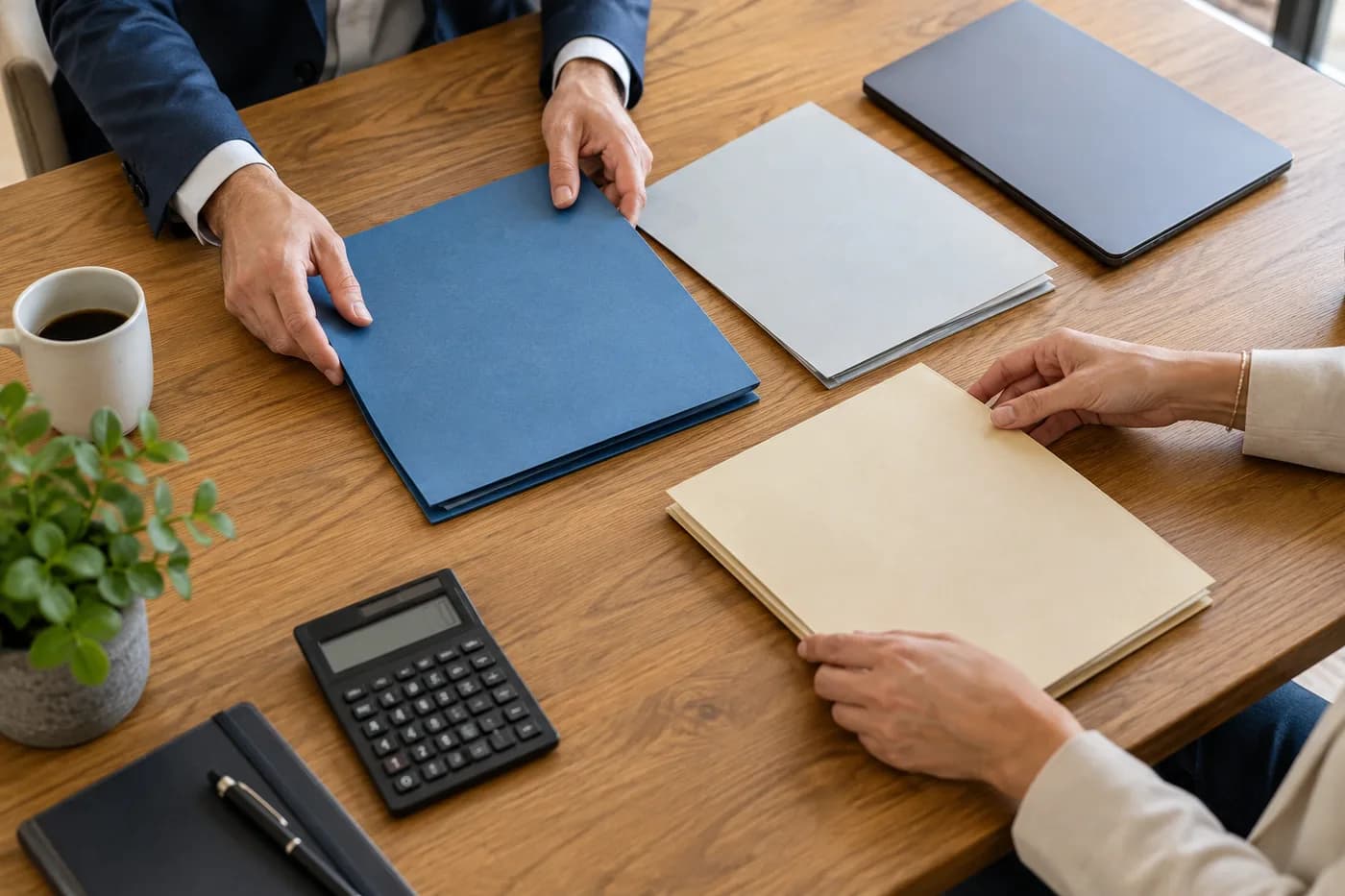 Examen de plusieurs dossiers de financement sur un bureau — Illustration